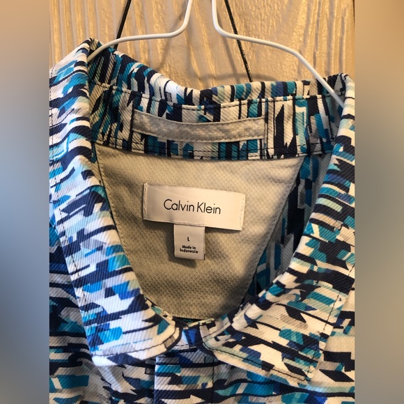 Calvin Klein patterned button up - Picture 3 of 4